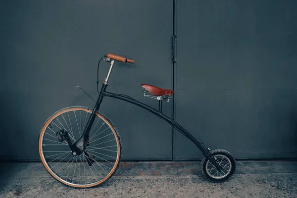 Vintage Cykel Framför Väggen — Stockfoto