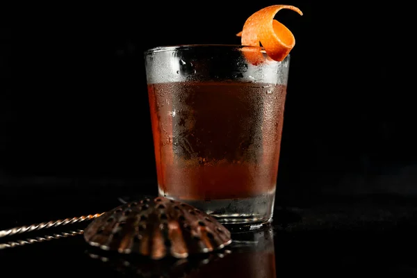 Cocktail Com Gelo Limão Sobre Fundo Preto — Fotografia de Stock