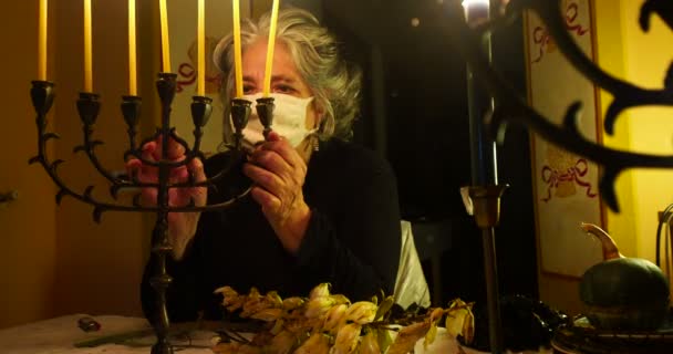 Židovská Starší Žena Provádějící Rituály Stolu Svíčkami — Stock video