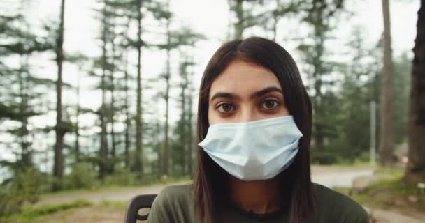 Женщина Защитной Маске Женское Лицо Носит Хирургическую Маску — стоковое видео