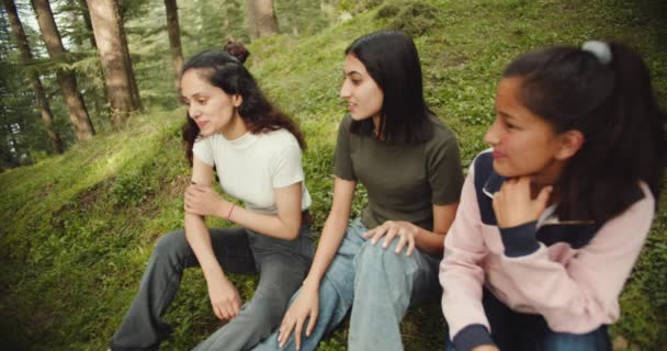 Grupp Kvinnliga Vänner Vandring Skogen — Stockvideo