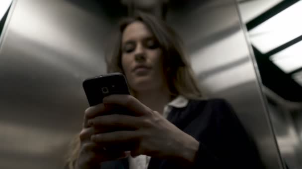 Zbliżenie Filmu Pięknej Brunetki Smartfonem — Wideo stockowe