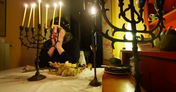 Judisk Äldre Kvinna Som Utför Ritualer Vid Ett Bord Med — Stockvideo