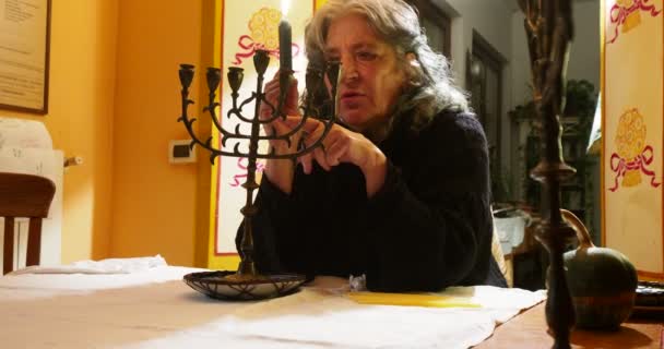 ろうそくのあるテーブルで儀式を行うユダヤ人の先輩が — ストック動画