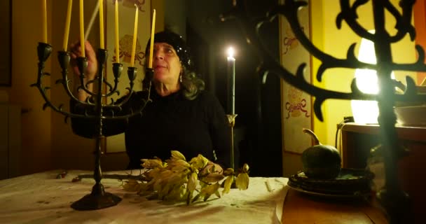 Єврейська Старша Жінка Виконує Обряди Столом Свічками — стокове відео