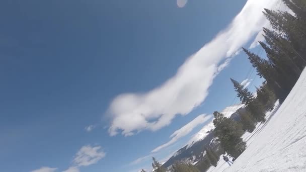 Bel colpo di montagne innevate sopra le nuvole durante il giorno — Video Stock