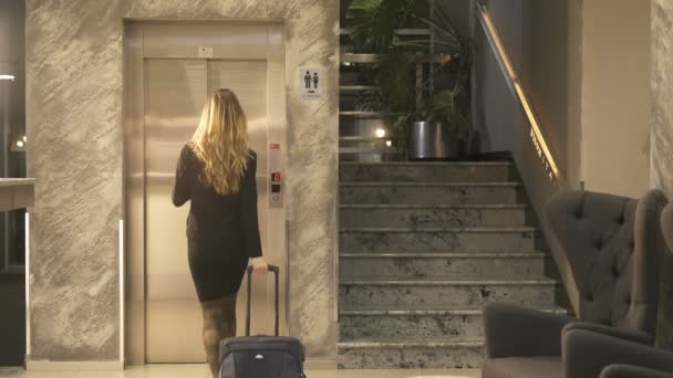 Frau Hotelflur Neben Dem Aufzug — Stockvideo