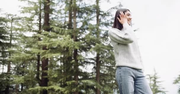 Séquence Une Belle Jeune Femme Attendant Ses Amis — Video