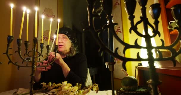 Żydowska Starsza Kobieta Odprawiająca Rytuały Przy Stole Świecami — Wideo stockowe