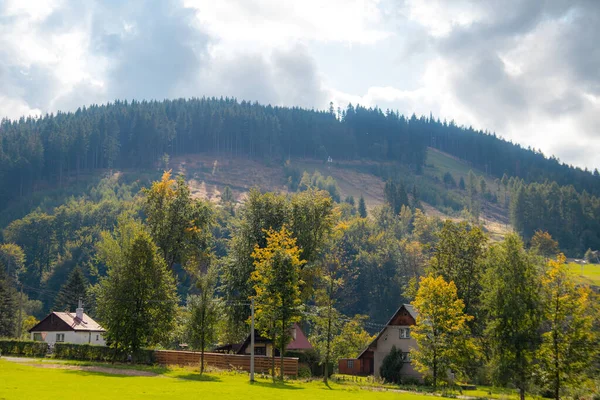 Krásná Krajina Horskou Vesnicí — Stock fotografie