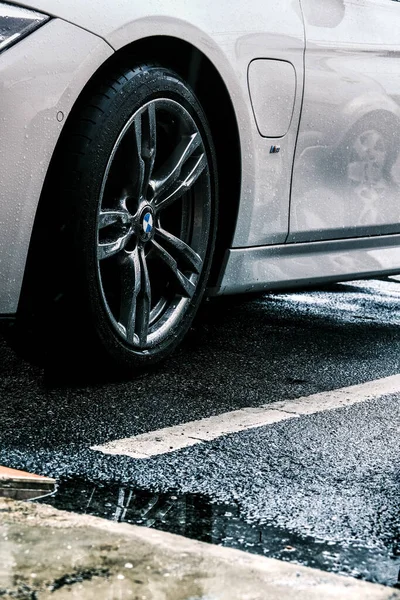 車が道路を洗う — ストック写真