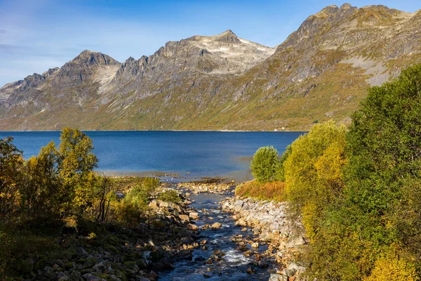 Hermoso Paisaje Con Lago Montañas — Foto de Stock