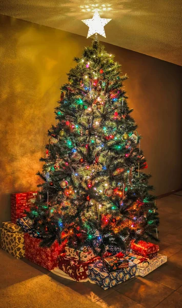 Kerstboom Met Cadeaus Speelgoed — Stockfoto