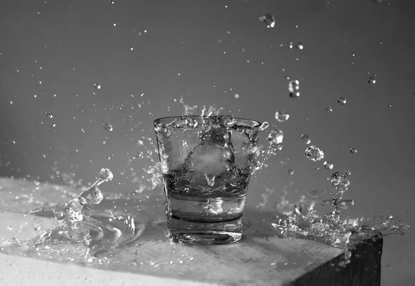 Glas Wasser Mit Eis — Stockfoto