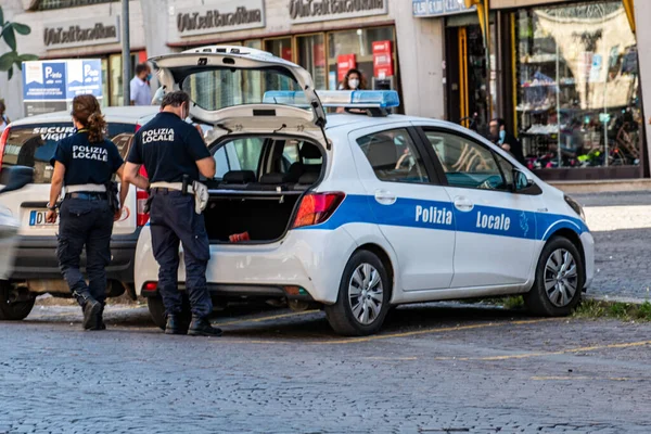 Terni Italy August 2021 Муніципальні Поліцейські Перевіркою Автомобіля — стокове фото