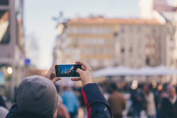 Νεαρή Γυναίκα Λήψη Φωτογραφιών Του Smartphone Στην Πόλη — Φωτογραφία Αρχείου