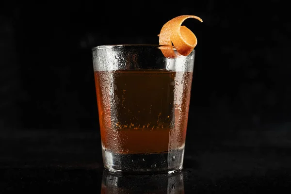 Bicchiere Whisky Con Cubetti Ghiaccio Sfondo Nero — Foto Stock