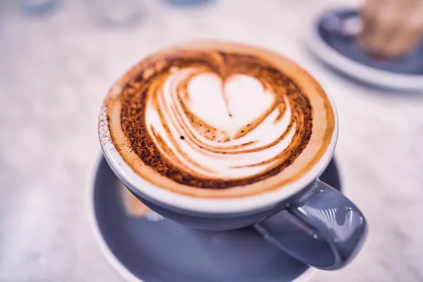 Secangkir Cappuccino Dengan Seni Latte Atas Meja Kayu — Stok Foto