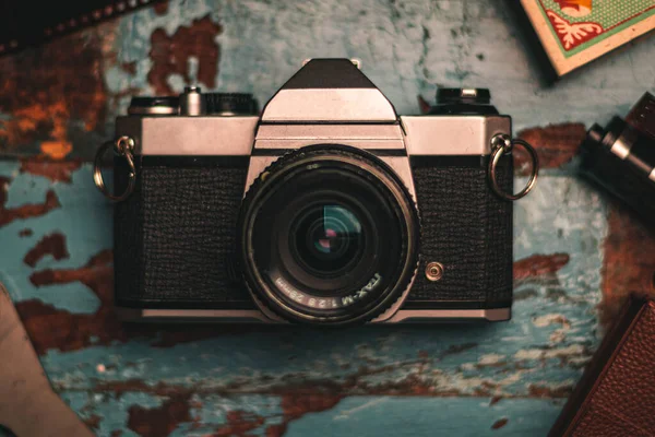 Παλιά Κάμερα Ξύλινο Φόντο — Φωτογραφία Αρχείου