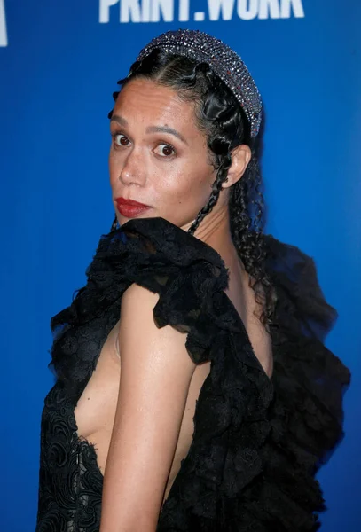 Retrato Mujer Famosa Atractiva Ropa Elegante Posando Para Prensa — Foto de Stock