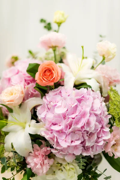 Gyönyörű Csokor Virág Egy Vázában — Stock Fotó