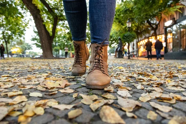 Ноги Молодой Женщины Кожаной Куртке Сапогах Фоне Осенних Листьев — стоковое фото
