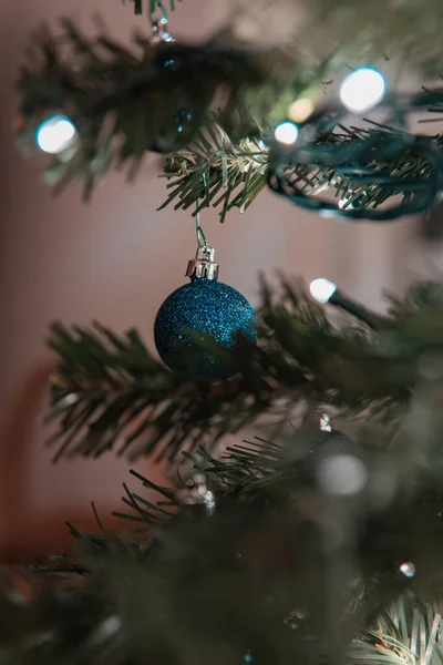 Árbol Navidad Con Decoraciones Bolas —  Fotos de Stock