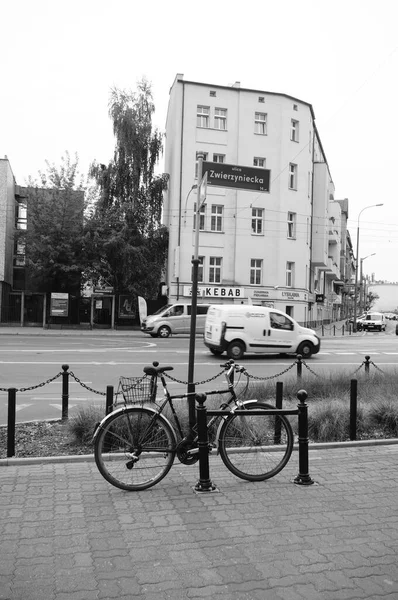 Чорно Біле Фото Велосипеда Припаркованого Вулиці — стокове фото