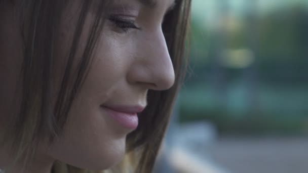 Akıllı Telefonlu Güzel Esmer Bir Kadının Yakın Çekim Görüntüleri — Stok video