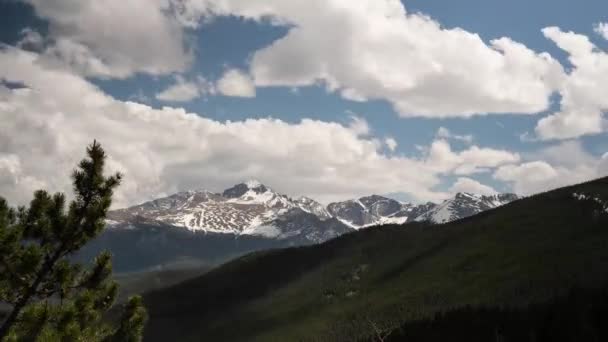 Prachtig shot van besneeuwde bergen boven de wolken overdag — Stockvideo
