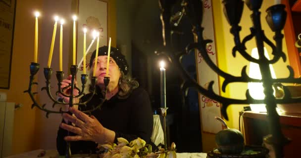 Uma Mulher Sênior Judaica Realizando Rituais Uma Mesa Com Velas — Vídeo de Stock