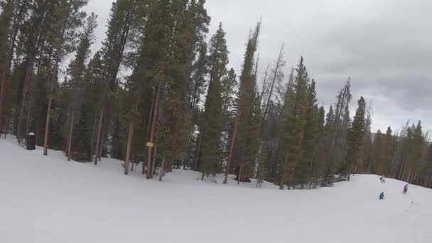 昼間の雲の上の雪の山の美しいショット — ストック動画