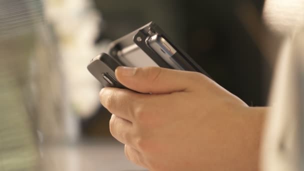 Zbliżenie Ręki Trzymającej Smartfona — Wideo stockowe