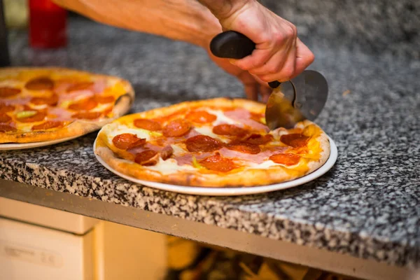 Pizza Con Peperoni Formaggio Pomodoro — Foto Stock