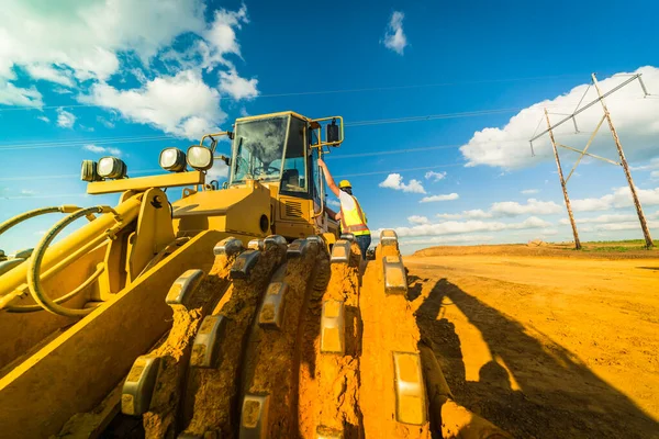 Trabajadores Casco Están Trabajando Con Tractor Campo — Foto de Stock