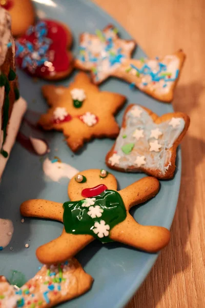 Biscotti Natale Con Glassa Biscotti Pan Zenzero Sul Tavolo Legno — Foto Stock