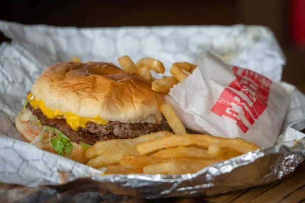 Burger Τυρί Και Τηγανητές Πατάτες Ξύλινο Φόντο — Φωτογραφία Αρχείου