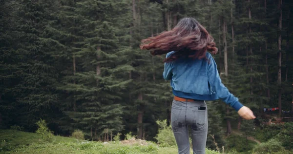 Junge Frau Läuft Wald — Stockfoto