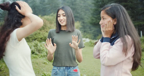 Gruppe Von Friends Having Spaß Zusammen Draußen — Stockfoto