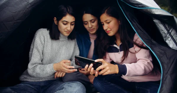 Deux Jeunes Femmes Utilisant Smartphone Regardant Caméra Tout Étant Assis — Photo