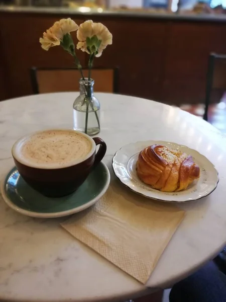 テーブルの上でコーヒーとクロワッサンと朝食 — ストック写真