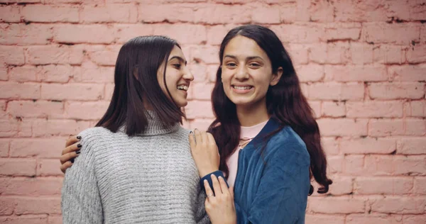 Дві Красиві Жінки Повсякденному Одязі Обіймаються Посміхаються Стоячи Разом Дивлячись — стокове фото