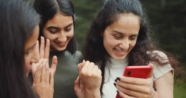 Grupo Diversas Mujeres Jóvenes Que Utilizan Teléfono Inteligente Hablar Con —  Fotos de Stock