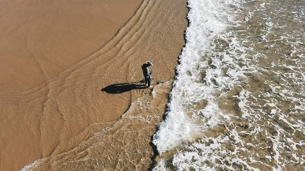 一个冲浪运动员在海滩上的鸟瞰 — 图库照片