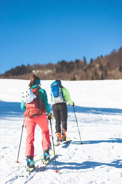 Skifahrer Auf Einer Skipiste Den Bergen — Stockfoto