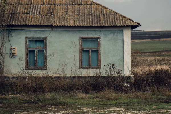 Заброшенный Сельский Дом Открытом Поле Деревянные Старые Оконные Рамы Окно — стоковое фото