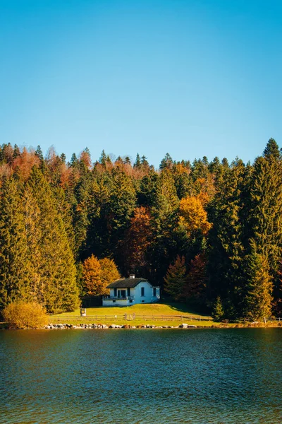 Krásná Podzimní Krajina Stromy Dům Břehu Jezera — Stock fotografie