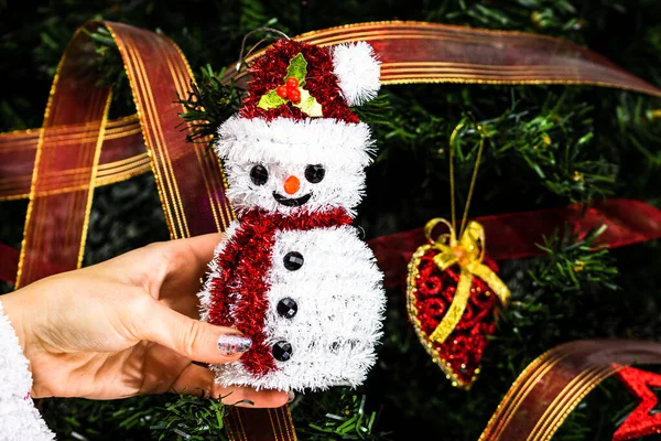Handen Met Een Kerstpoppetje Voor Kerstboom Decoratie Van Dennenboom Geïsoleerd — Stockfoto