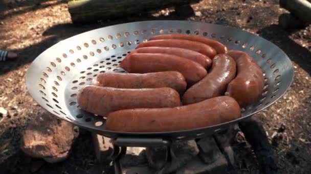 Embutidos Parrilla Una Parrilla — Vídeos de Stock