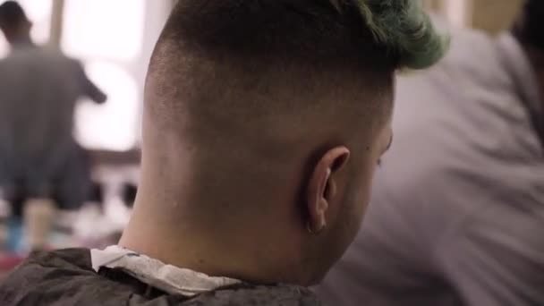 Fryzjer Filmowy Robi Fryzurę Dla Mężczyzny Salonie Fryzjerskim — Wideo stockowe